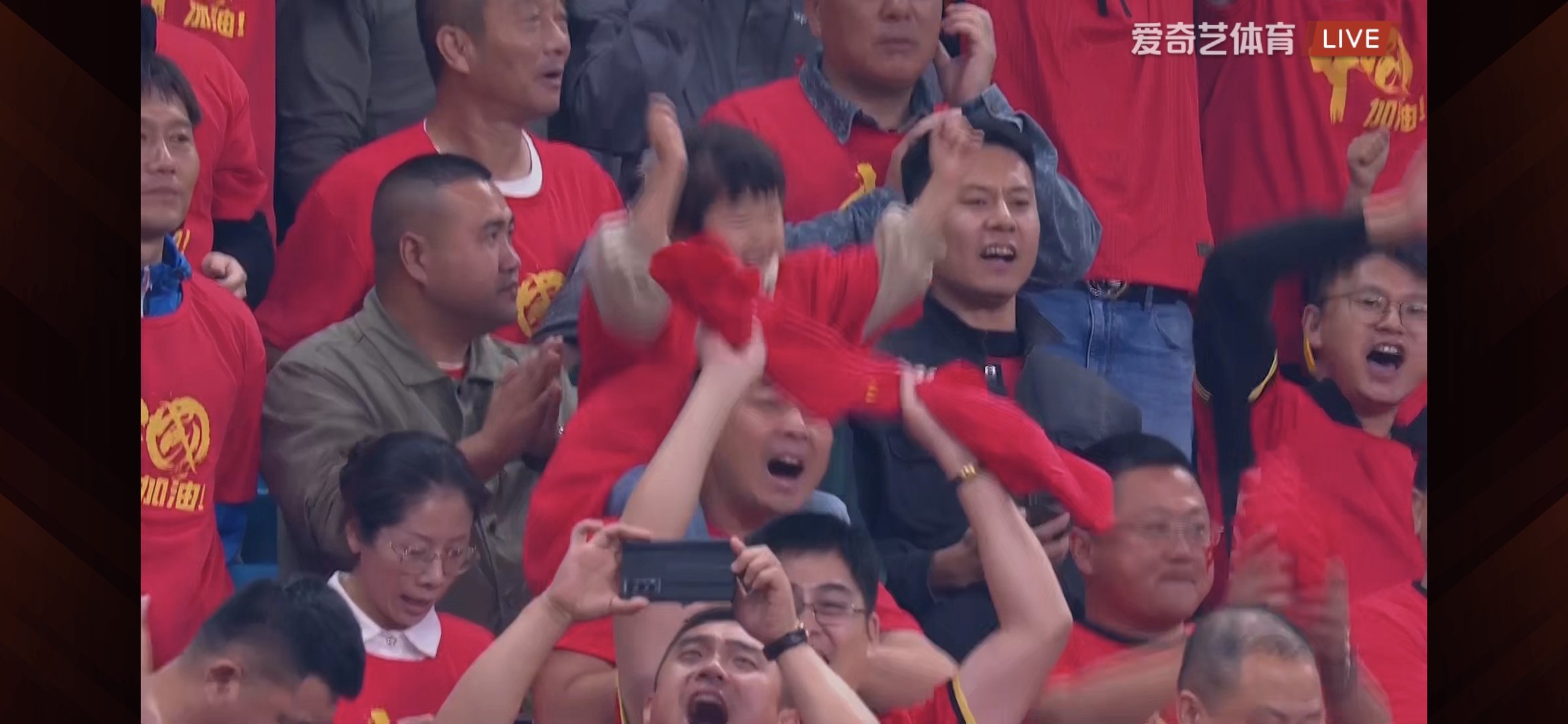 精彩的足球比赛引发球迷热烈讨论 精彩的足球比赛引发球迷热烈讨论