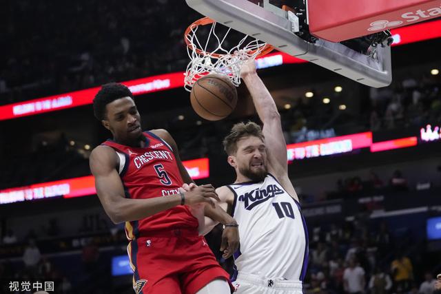 新疆队鏖战上海队,福克斯点燃赛场 新疆队鏖战上海队,福克斯点燃赛场