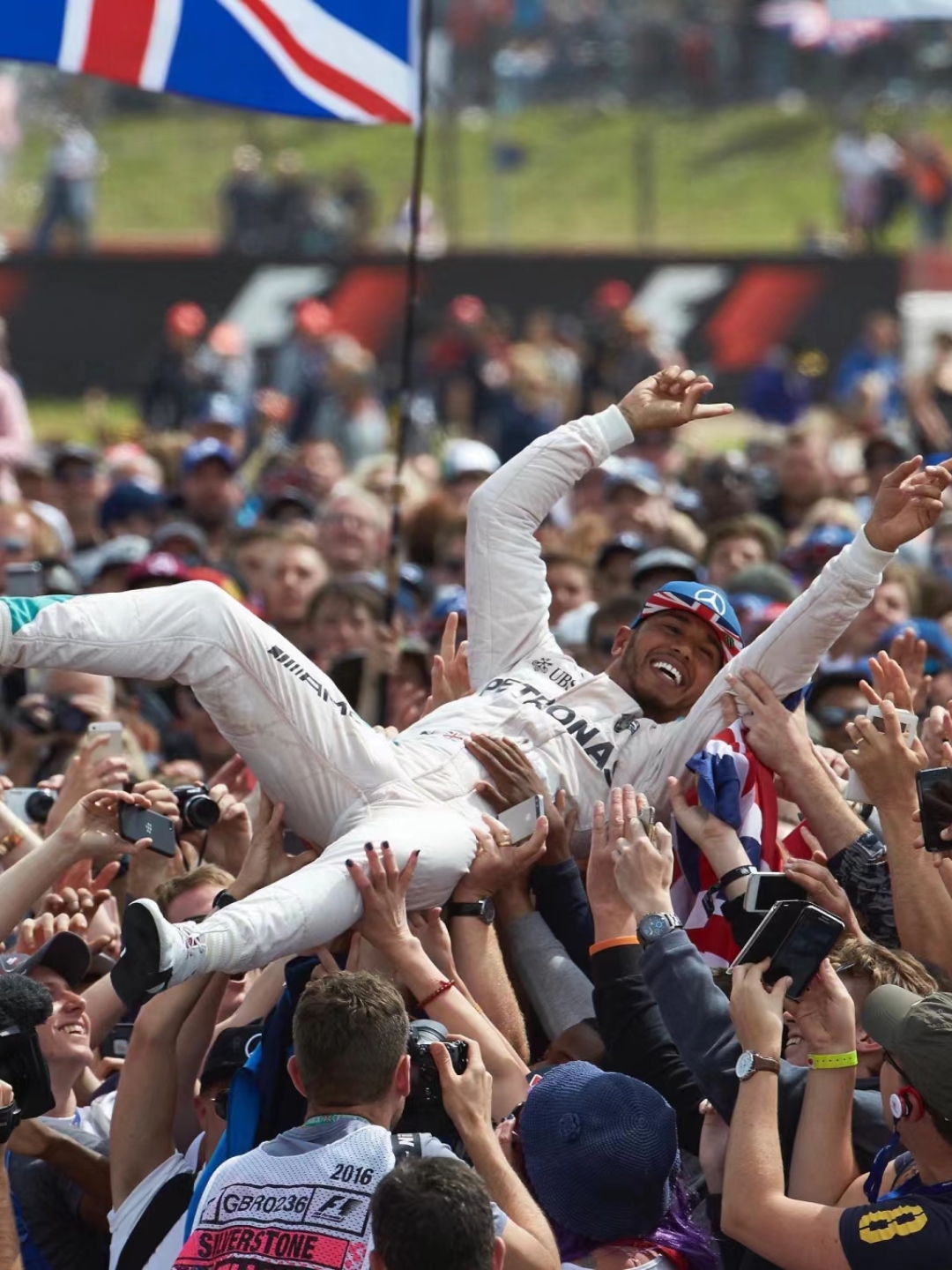 开云官网-梅赛德斯碾压雷诺车队，汉密尔顿统治全场